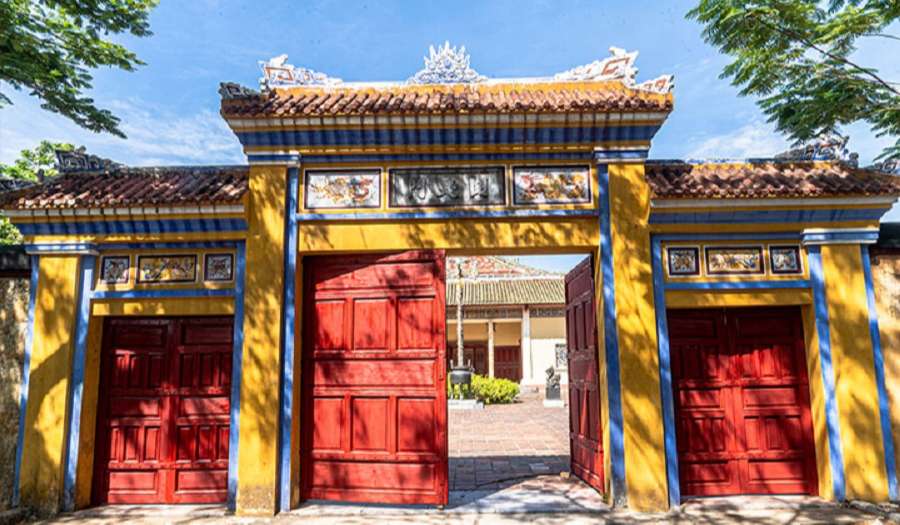 Three-Door Gate Duyet Thi Duong - Vietnam Vacation Travel