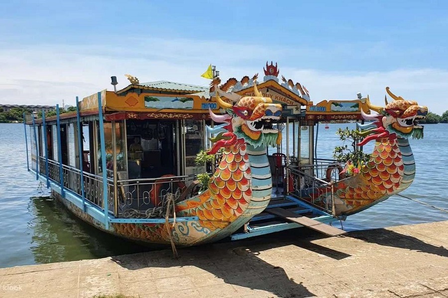 Hue Dragon Boat Trip On The Perfume River - Vietnam Vacation Travel