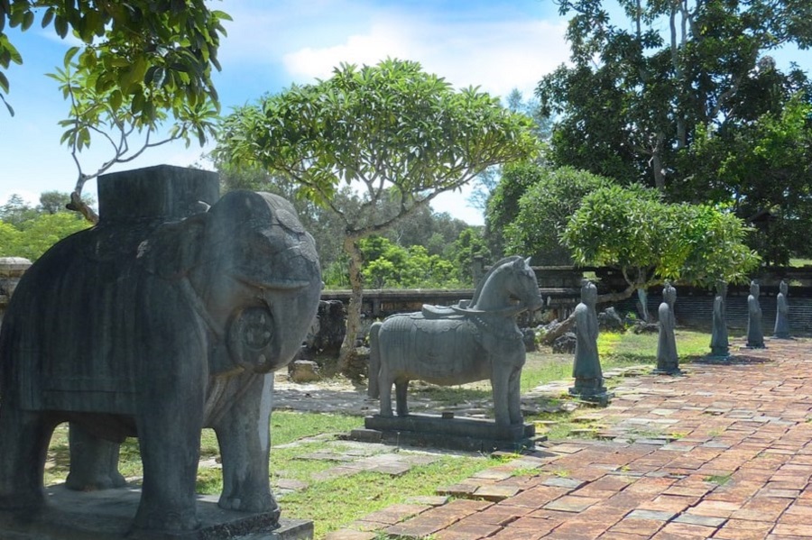 Bai Dinh Yard in Thieu Tri Tomb Hue - Vietnam Vacation Travel