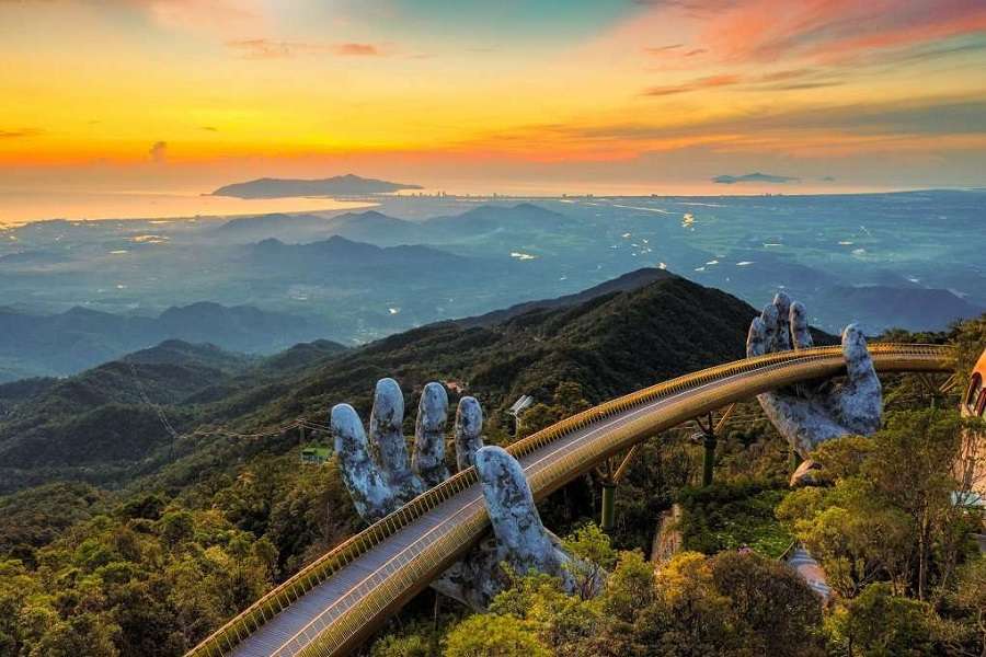 Golden Hands Bridge in Da Nang-Vietnam Vacation Travel