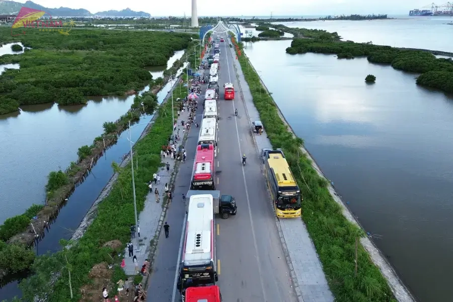 Road conditions on Cat Ba Island